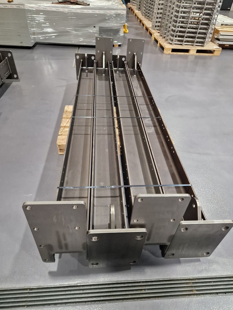 Baustahlträger mit Nasslackieren