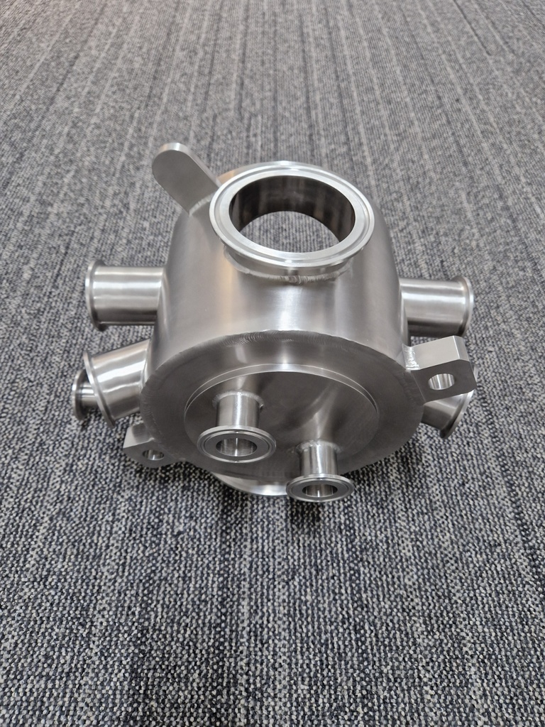 Mischkammer aus Edelstahl mit verschiedenen Stutzen auf Toleranz gedreht