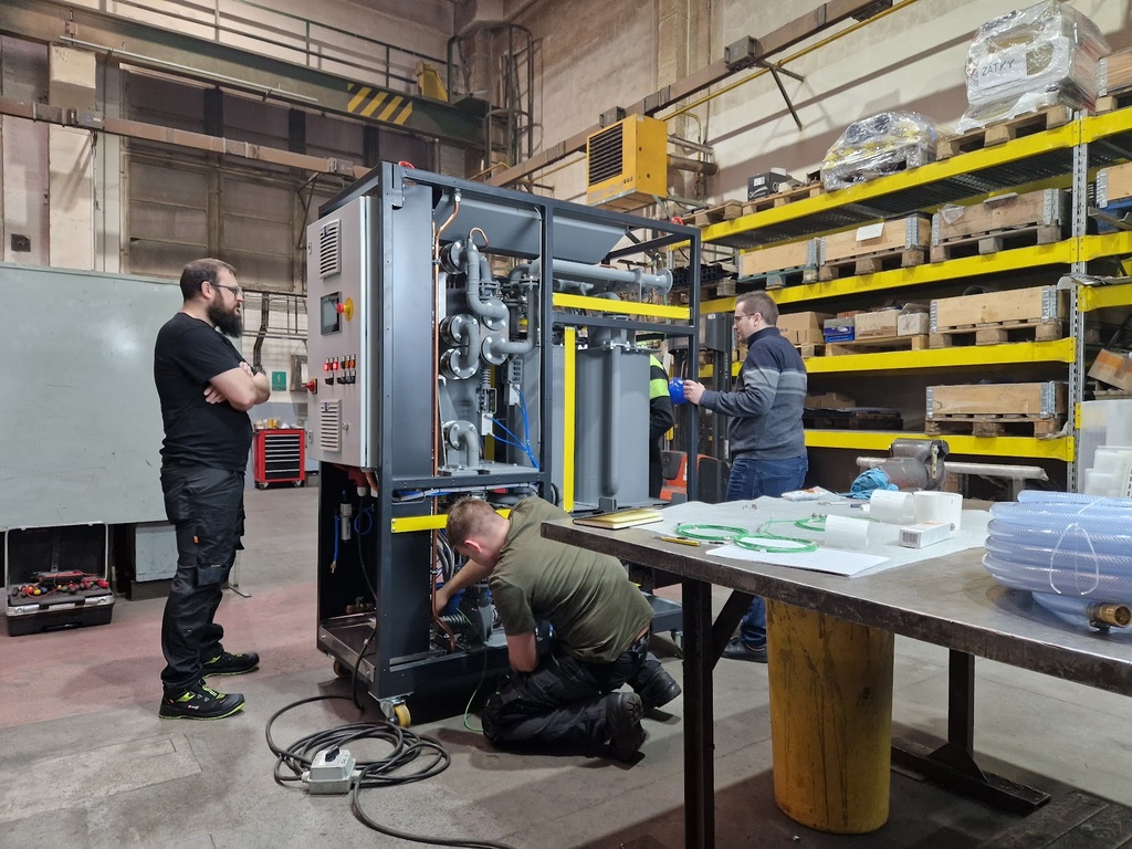 Kunststoffspritzform-Oel-temperier-Gerät mit 45kW Heizleistung bis 250°C montiert und geprüft nach CE